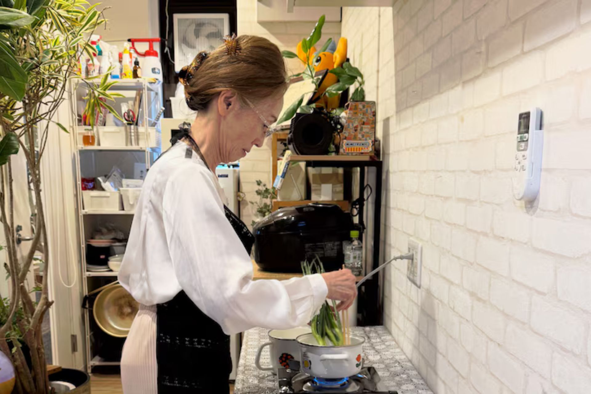 Além de afastar a solidão, as vovós de aluguel ganham R$ 300 reais por hora para fazer suas comidinhas. - Foto: Client Partners