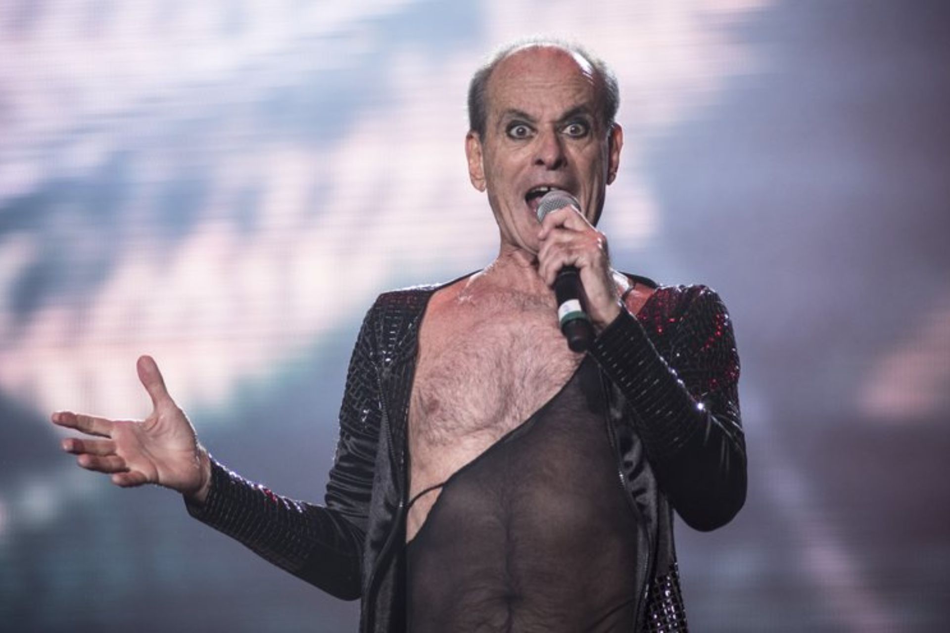 Ney Matogrosso completa 84 anos, admirado, leve e cheio de saúde. Ele se autointitula como transgressor: "Vou morrer defendendo a liberdade". Foto: GettyImages