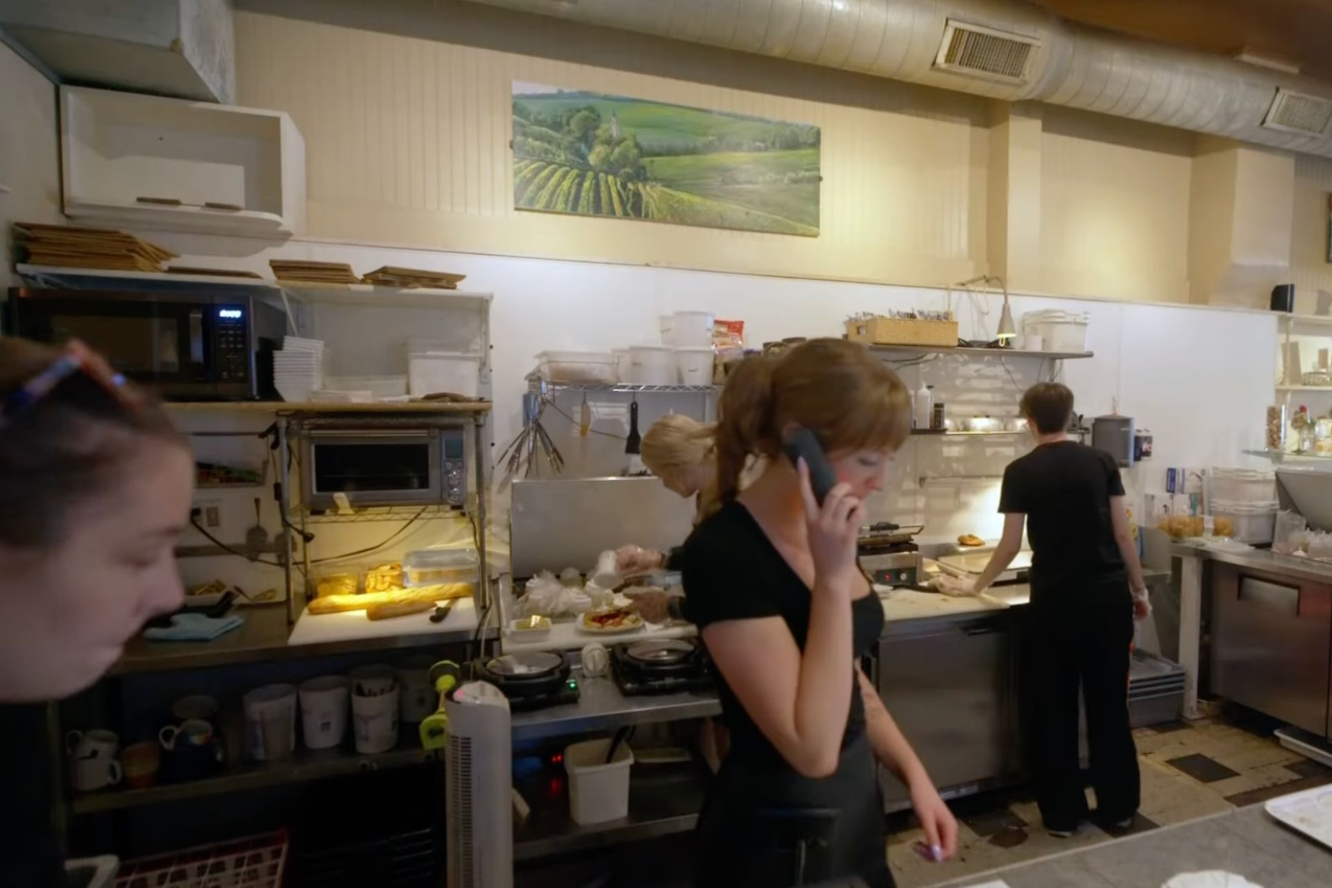 30 adolescentes salvam restaurante de mulher que ficou 8 meses internada em hospital Os adolescente assumem todas as funções e salvam o restaurante da chefe querida, nos EUA. - Foto: kare11