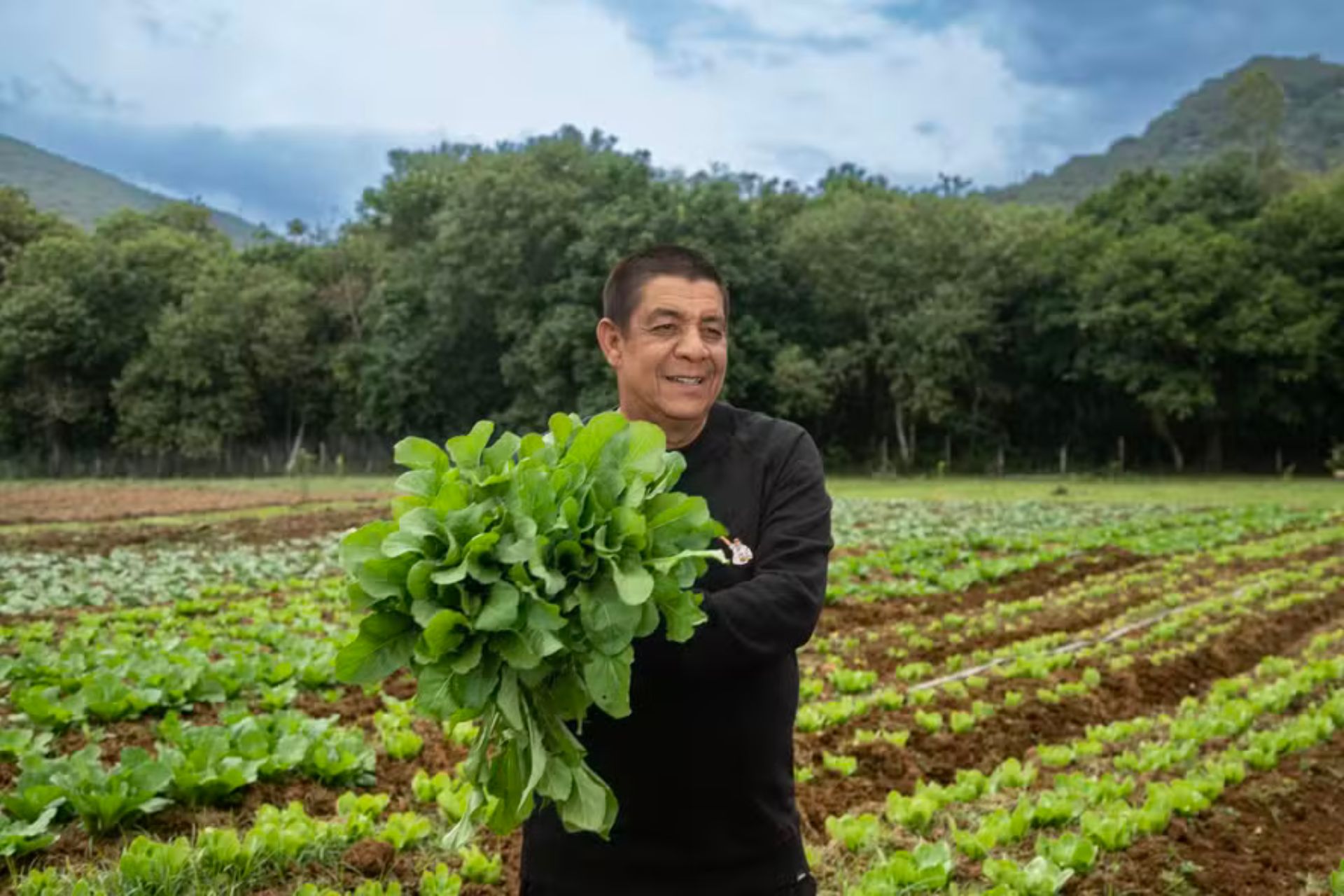 Zeca Pagodinho cedeu um terreno de 8 mil metros quadrados em Xerém (RJ) para o desenvolvimento da horta que vai produzir alimentos frescos para a comunidade. - Foto: Ana Branco/OGlobo