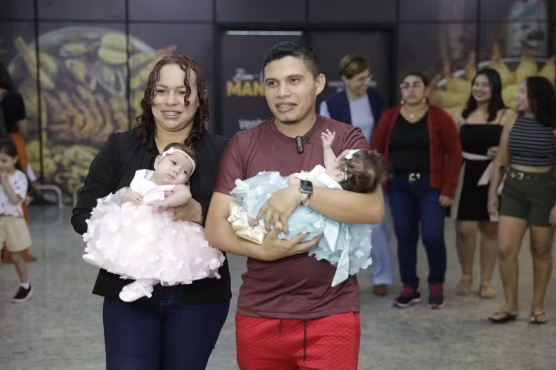 As gêmeas siamesas Yasmin e Eliza receberam alta médica e voltaram para o Amazonas, 3 meses após a cirurgia para a separação das irmãs. - Foto: Secom