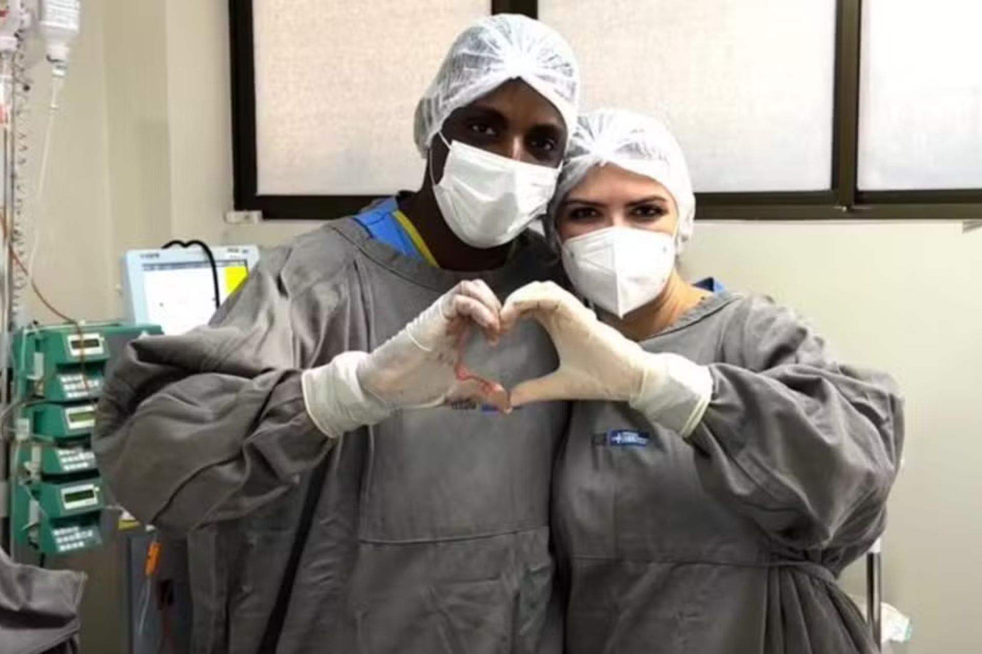 Gileno Júnior e Sarah Dantas, o casal de médicos brasileiros, salvou um passageiro com crise convulsiva durante voo para a Espanha. — Foto: Arquivo Pessoal