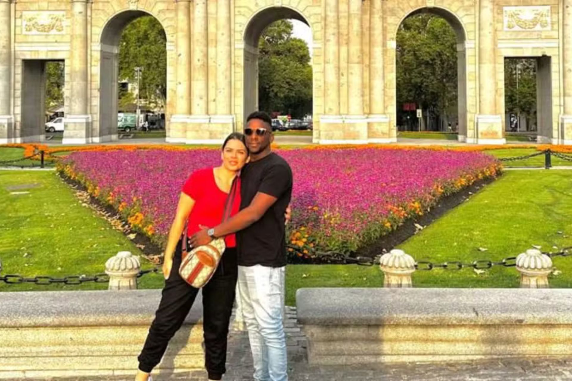 O casal de médicos brasileiros, que salvou o passageiro que teve uma crise convulsiva no voo, segue viagem pela Europa. - Foto: arquivo pessoal