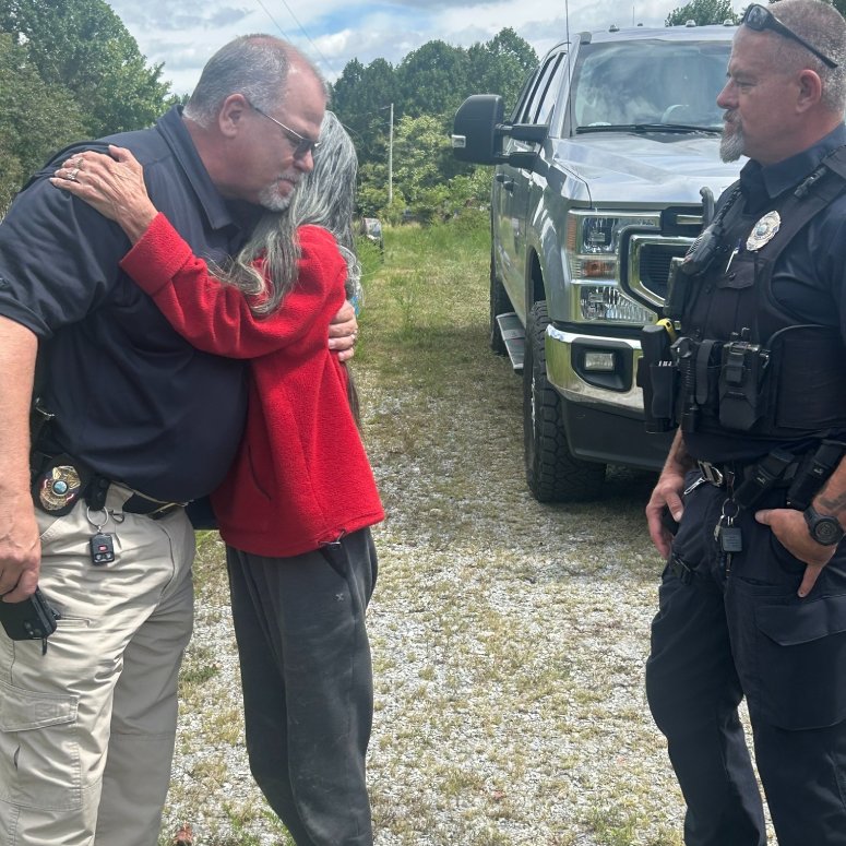 A idosa abraçou e agradeceu ao oficial que a resgatou da floresta. - Foto Westmoreland Police Department