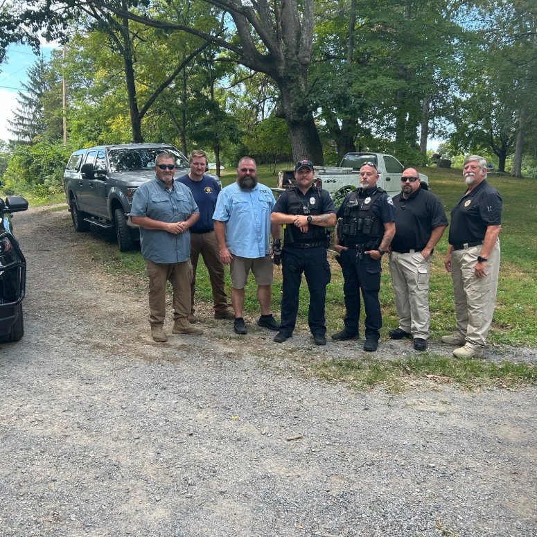 A equipe policial que agiu rápido, com drone, para resgatar a idosa desaparecida na floresta. -  Foto: Westmoreland Police Department