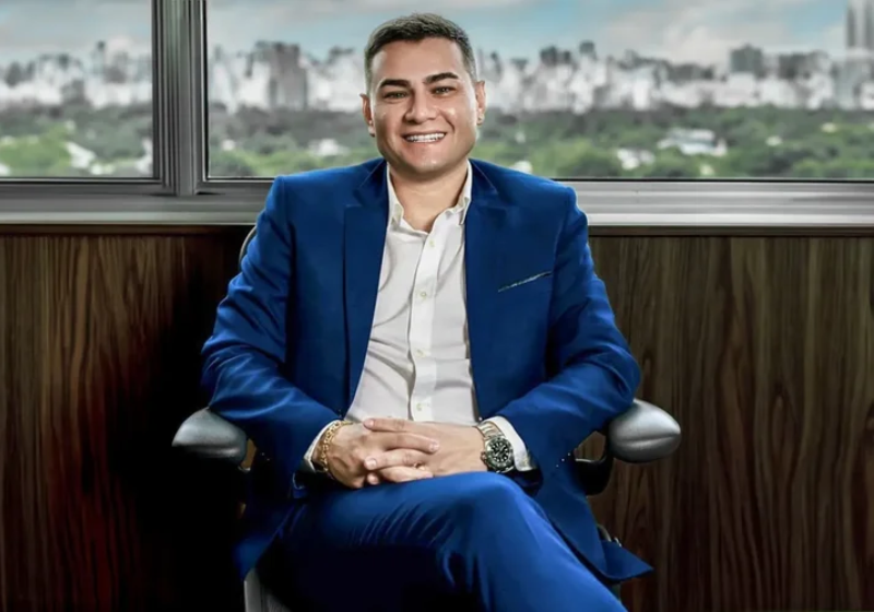 O bebê que foi resgatado do lixo nos anos 80, cresceu, empreendeu e hoje fatura R$ 220 milhões. Veja como foi a virada na vida do Alex. - Foto: divulgação