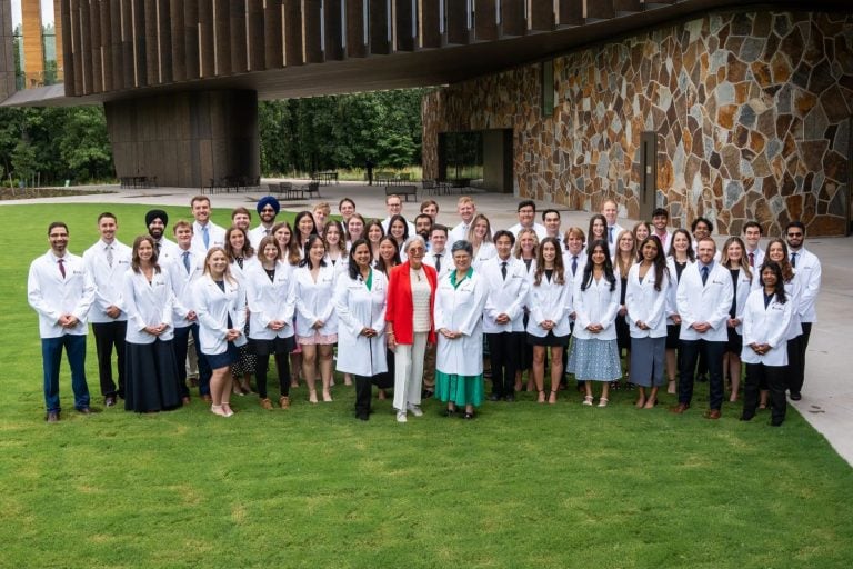 A primeira turma de 48 anos alunos da faculdade de medicina aberta pela herdeira do Walmart - Foto: Alice L. Walton School of Medicine/Reprodução 