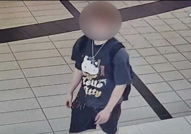 O jovem herói agiu rápido e conseguiu salvar a mulher que estava sendo agredida num ponto de ônibus na Polônia. Câmeras de segurança gravaram tudo. - Foto: policja.gov.pl