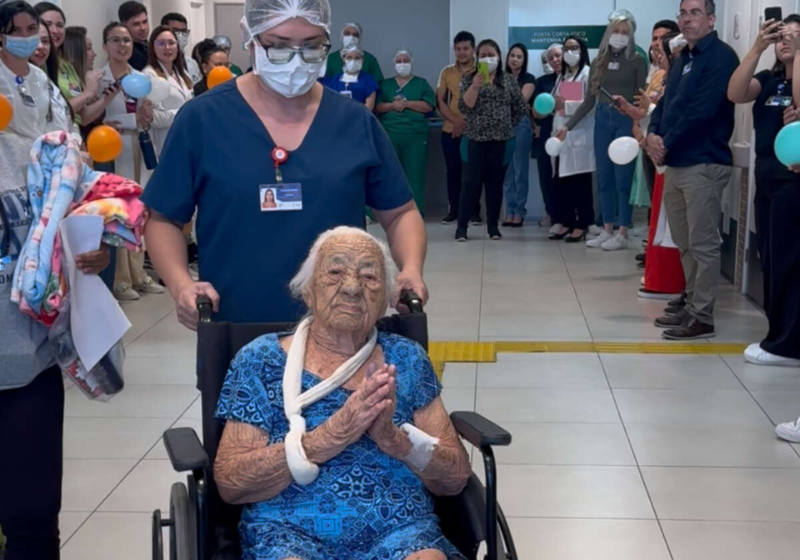 Dona Lô é uma graça! A brasileira de 117 anos, teve alta do hospital e já saiu do quarto cheia de graça pedindo as comidas que mais gosta. -Foto: Secretaria de Saúde do CE
