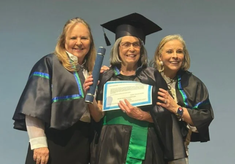 Aposentada aos 77 anos, a professora Valéria se forma na universidade após superar preconceito com a idade, em Brasília - Foto: Correio Braziliense