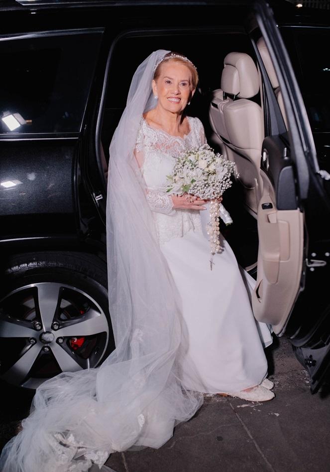 A noiva de 78 anos de véu e grinalda descendo do carro. - Foto: Studio Klau's/Divulgação 