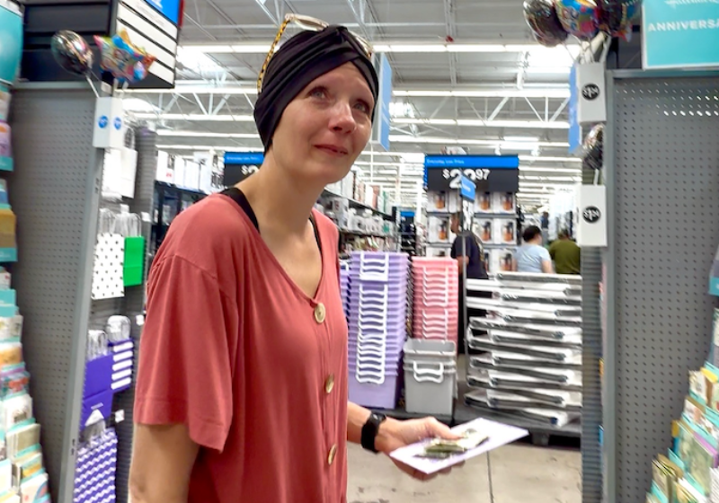 Esta mãe solo com câncer avançado ajudou um desconhecido no mercado, nos Estados Unidos, e o bem foi retribuído da forma mais linda. - Foto: reprodução TikTok