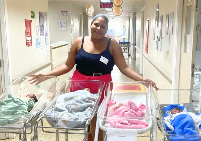 Stephanie, a mãe dos quadrigêmeos que nasceram em Salvador em julho, comemora a alta dos filhos. Agora eles precisam de ajuda. - Foto: reprodução redes sociais