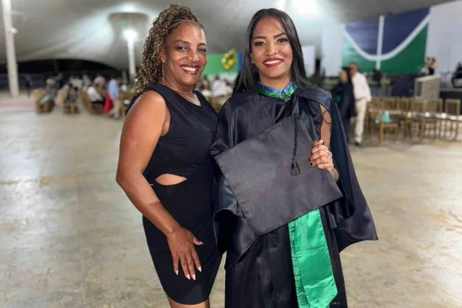 Filha de cozinheira homenageia a mãe durante formatura em medicina na UnB, em Brasília. - Foto: Arquivo pessoal