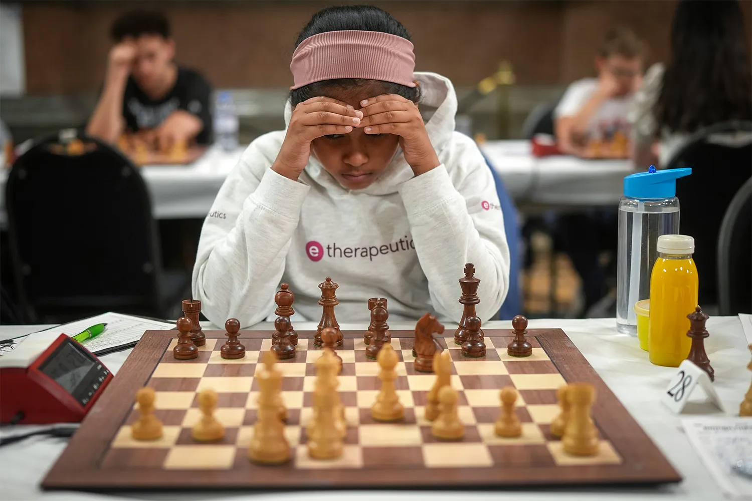 Bodhana Sivanandan, a nova prodígio do xadrez em um torneio em Liverpool, Inglaterra, neste mês. - Foto: Christopher Furlong/Getty