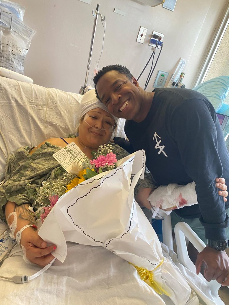 Melinda, a mulher que sofreu um acidente de moto e teve uma perna decepada, recebe no hospital o médico Simmon, que salvou a vida dela e agradece. - Foto: U.S. Marine Corps 