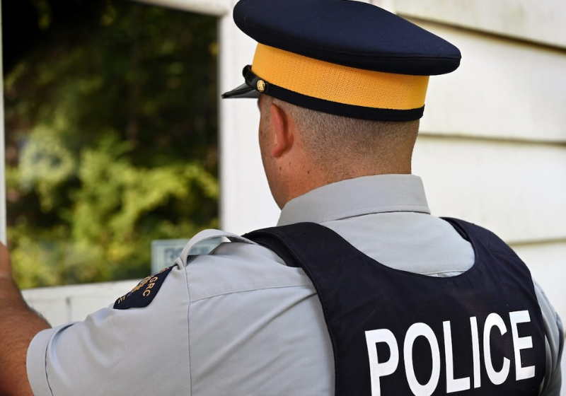 O policial conversa com o idoso e o convence de procurar um médico. Graças a essa atitude, o homem foi salvo - Foto: Polícia Montada Real Canadense da Colúmbia Britânica