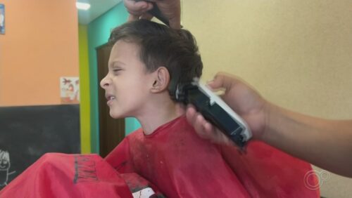 Jô começou a fazer os cortes gratuitos a partir do diagnóstico do filho, de seis anos — Foto: Reprodução/TV TEM