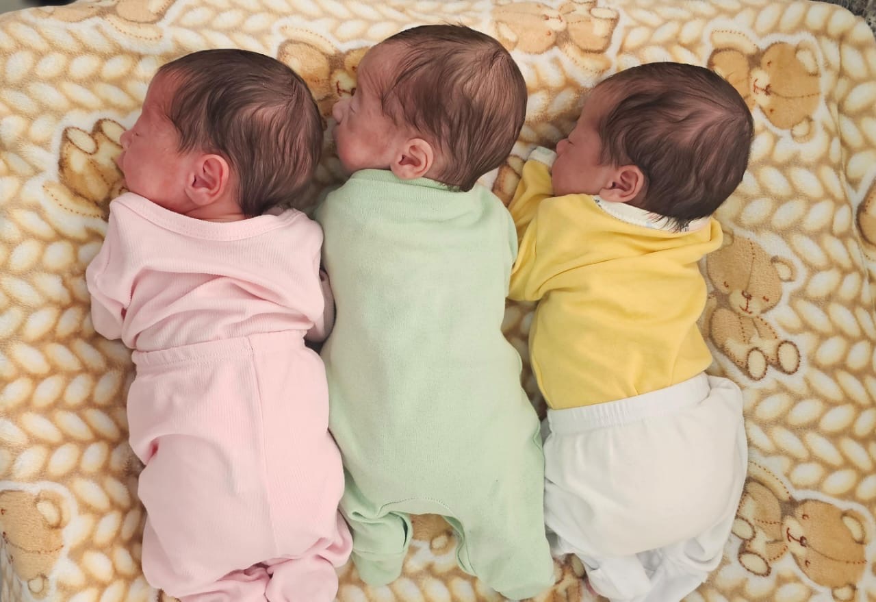 Os trigêmeos prematuros Ester, Samuel e Heloá receberam alta no fim de semana. - Foto: divulgação