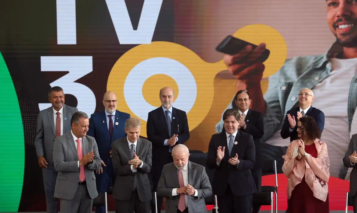 O presidente Lula assinou nesta quarta, 27 o decreto que regulamenta a TV 3.0 no Brasil, em cerimônia no Palácio do Planalto. A estreia será em 2026. - Foto: Lula Marques/Agência Brasil