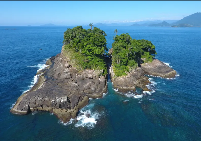 A menor praia do mundo fica em Ubatuba (SP) e está concorrendo à indicação para o Guinness Book, o livro dos recordes. - Foto: Bruno Amir