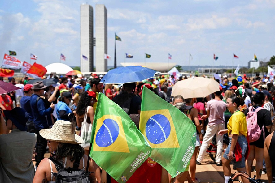 Manifestantes caminham em direção ao Congresso durante protesto contra a PEC da Bandidagem, em Brasília. — Foto: Evaristo Sá / AFP
