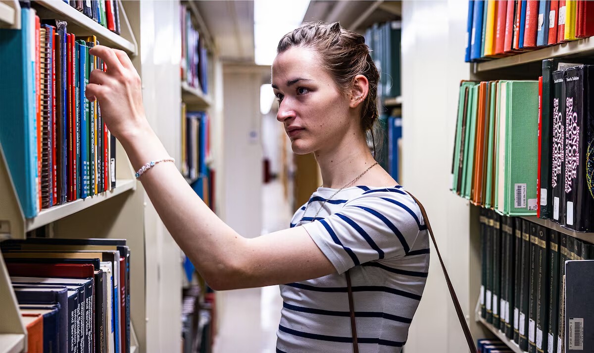 Hannah foi educada em casa, mas grande parte do conhecimento aprendeu estudando sozinha. Créditos: Valerie Plesch/Quanta Magazine