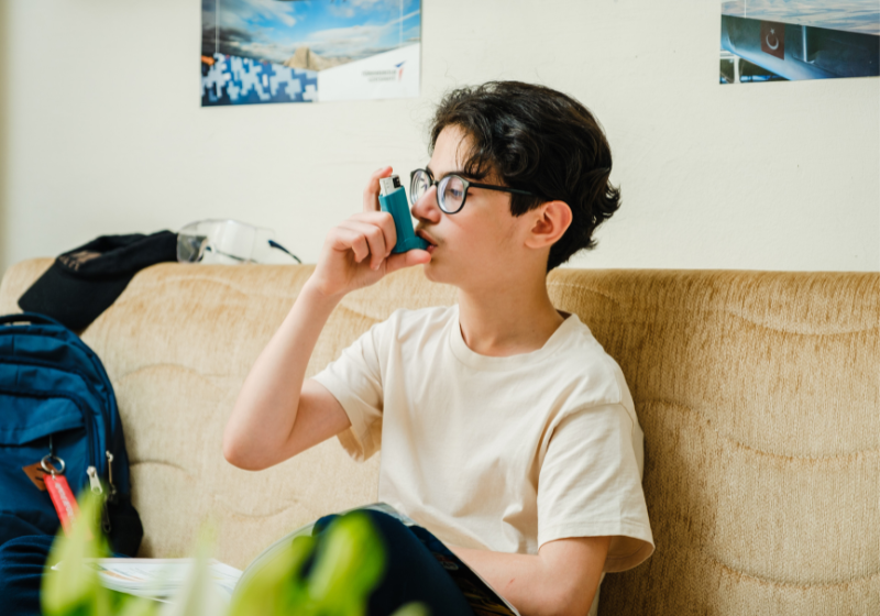 Os pais já podem comemorar. Um novo inalador 2 em 1 reduz crises de asmas em até 45% - Foto: Canva