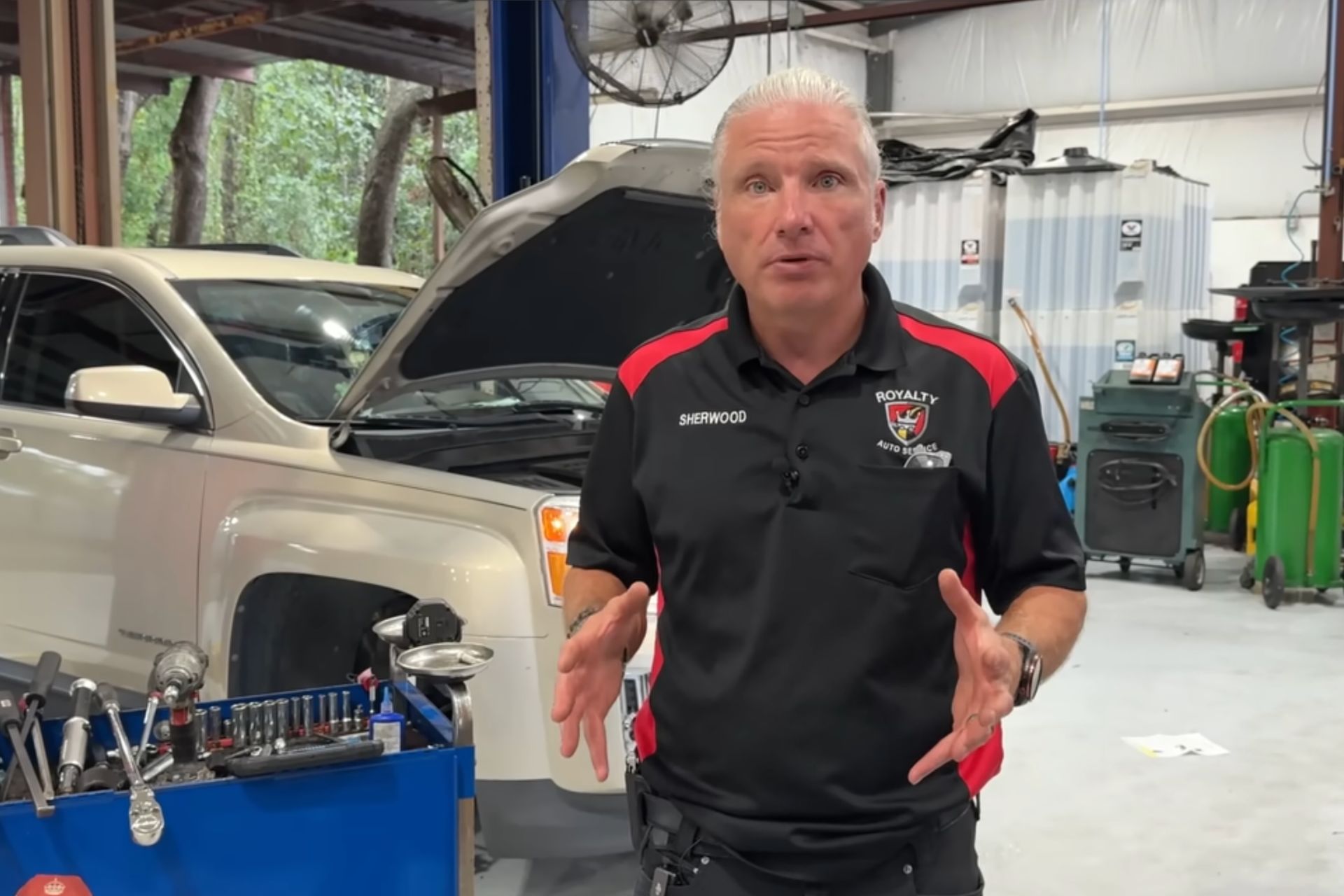 EUA, viu que a mãe solo tinha sido enganada em uma outra oficina, abriu uma vaquinha e ela ganhou muito mais o que o conserto do carro. - Foto: Youtube/Royalty Auto Service