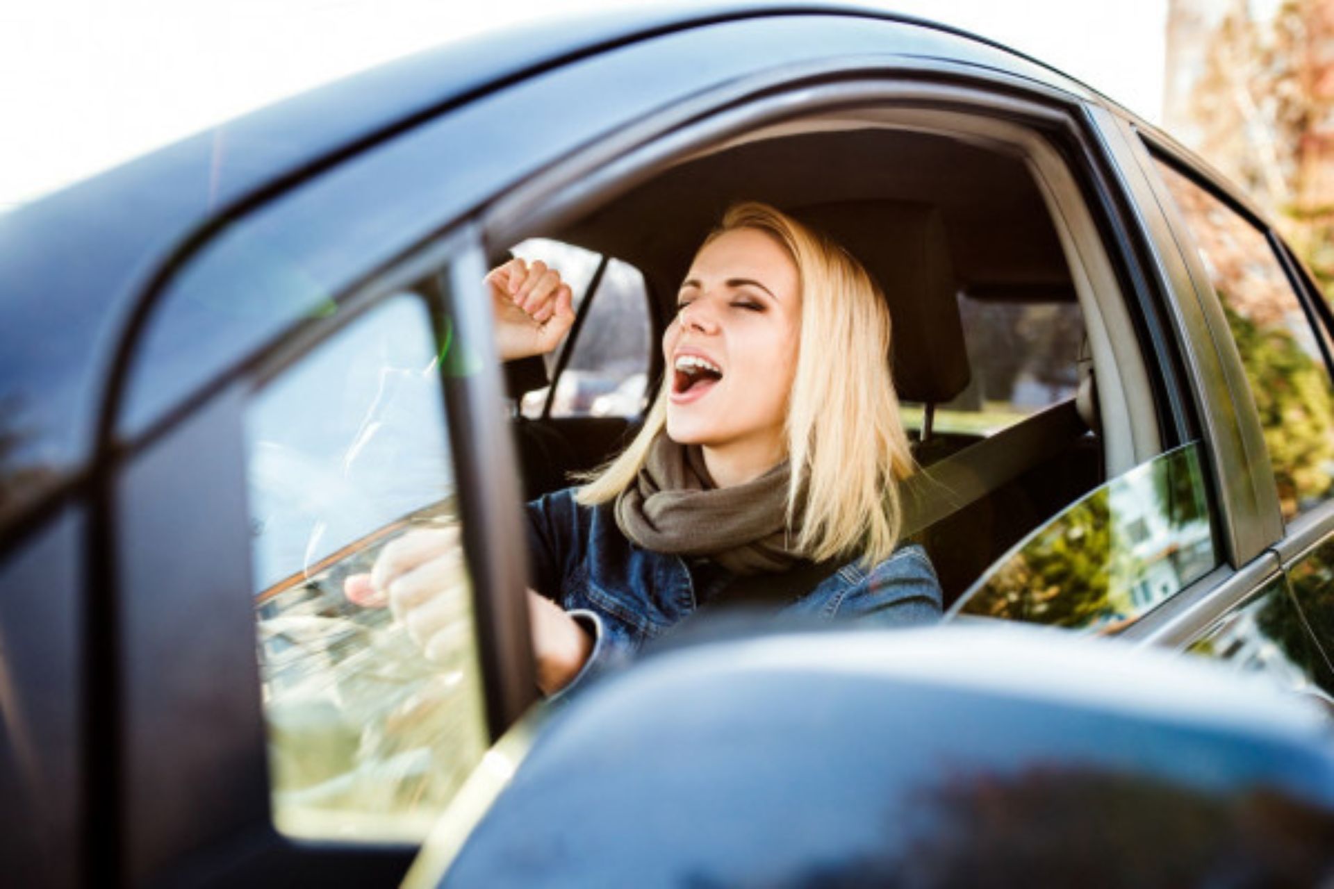 Ouvir música alegre durante viagem de carro reduz o enjoo em 57,3%, revela novo estudo internacional. - Foto: reprodução/Jorlan