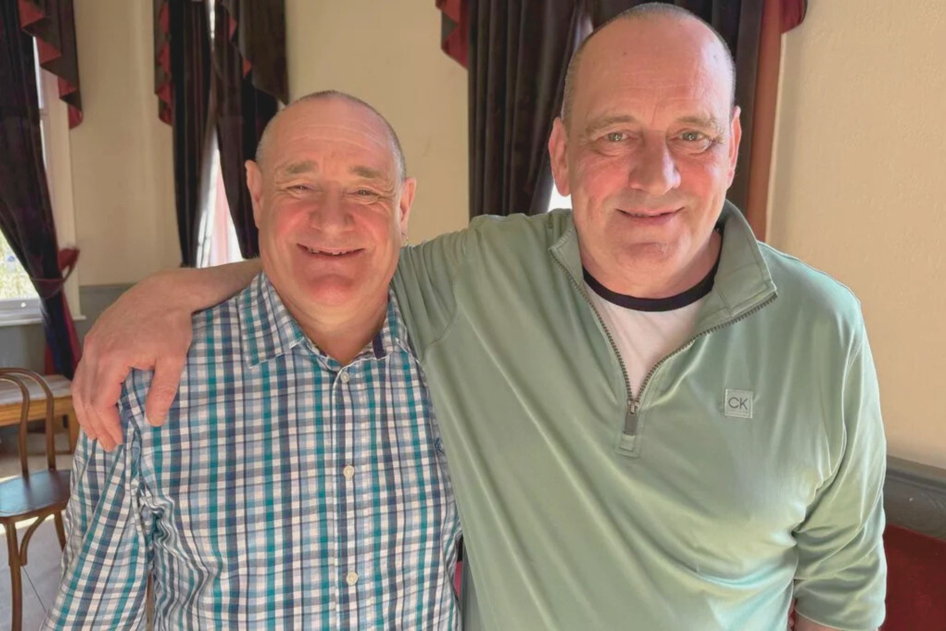 Trevor (esq) reencontrou e o irmão Peter 50 anos depois. O menino foi roubado dos braços da mãe pela janela de um trem e o pai o entregou para adoção num orfanato. - Foto: reprodução/ITV