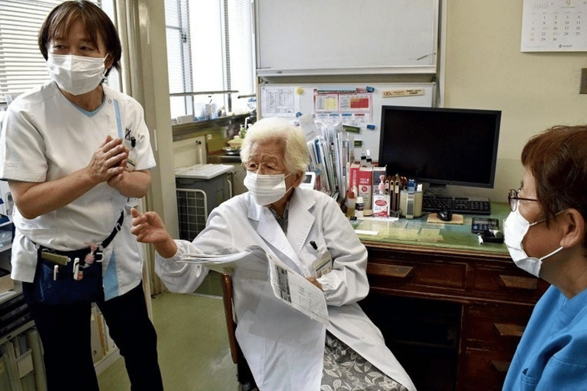 A médica Dr Teru Kasamatsu tem 100 anos e trabalha até hoje no Kasamatsu Hospital, no Japão. - Foto: THE JAPAN NEWS/ASIA NEWS NETWORK