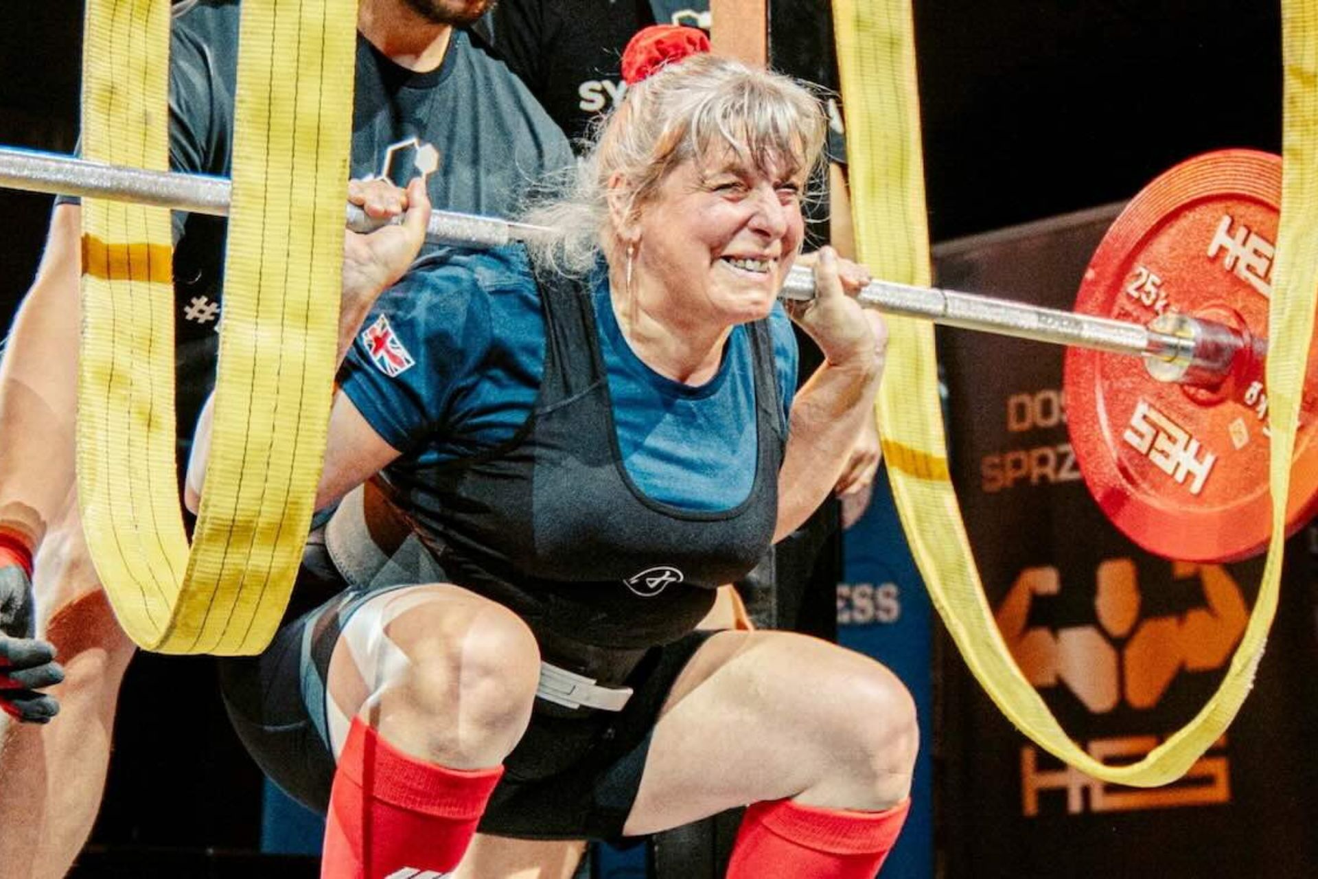 Aos 65 anos, Martine, a vovó fortona, quebrou 4 recordes mundiais de levantamento de peso. E disse que descobriu a força toda por acaso. - Foto: SWNS