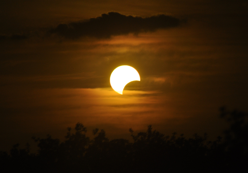 Além do eclipse lunar total, outros eventos farão brilhar o céu de setembro - Foto: Canva