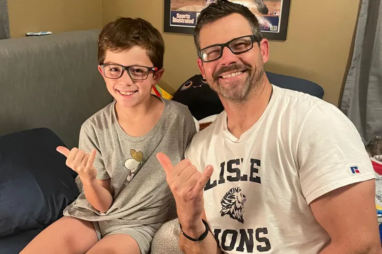 Comemoração em família: o filho Stephen, de 9 anos, salva o pai Nick com leucemia nos EUA. Foto: Cedars-Sinai