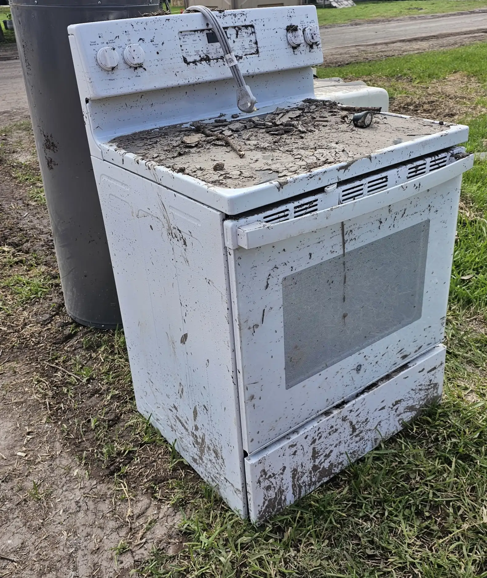 O forno onde o gato foi encontrado após a enchente no Texas. - Foto: BETH PATTERSON/KERRVILLE PETS ALIVE!
