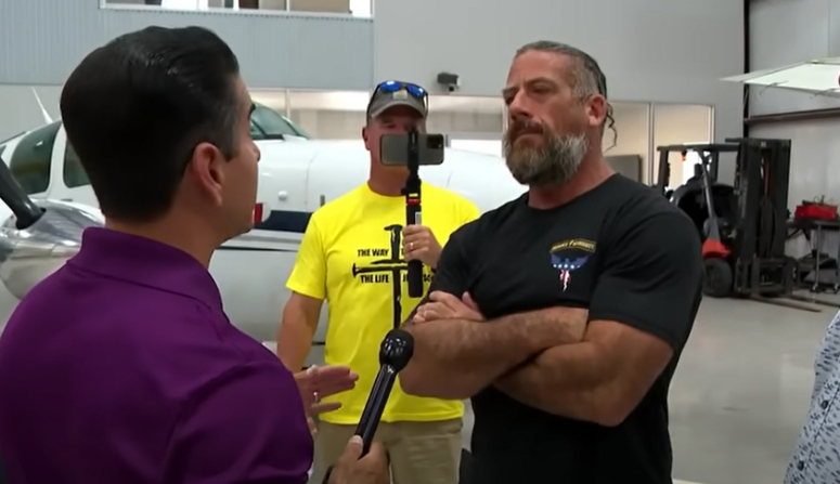 Mike durante entrevista supresa ao programa Dinheiro por Gentileza - Foto reprodução/KABB FOX San Antonio