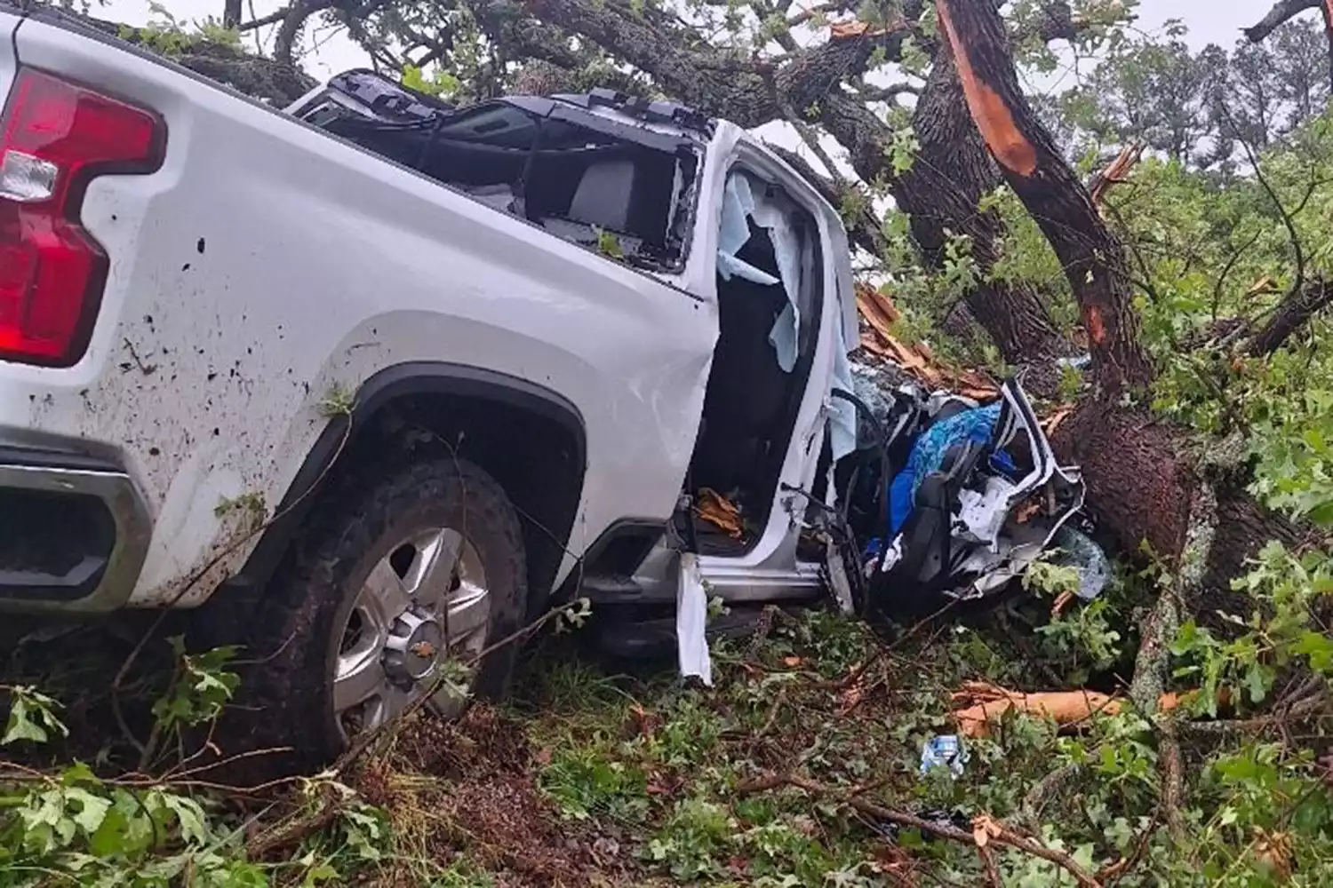 O carro da família do menino herói que salvou os pais após um tornado nos EUA. - Foto: GoFundMe