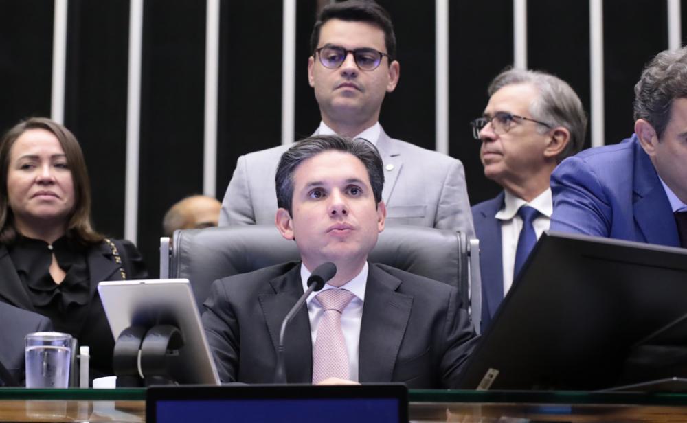 O presidente da Câmara, Hugo Motta, correu para anunciar que vai votar na semana que vem o projeto de isenção do IR para quem recebe até R$ 5 mil por mês. - Foto: Câmara dos Deputados
