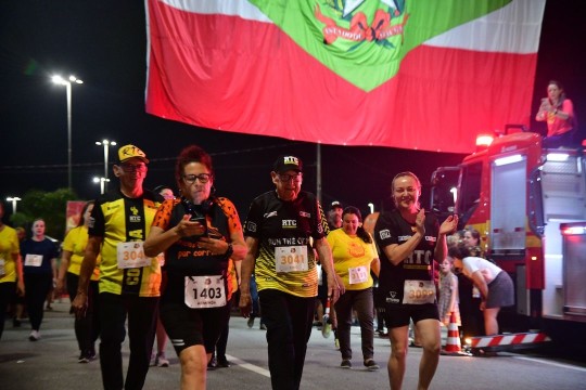 Seu Ênio, o idoso de 104 anos, fez 3 km na corrida deste sábado (20) em Florianópolis (SC). - Foto: divulgação/CBMSC