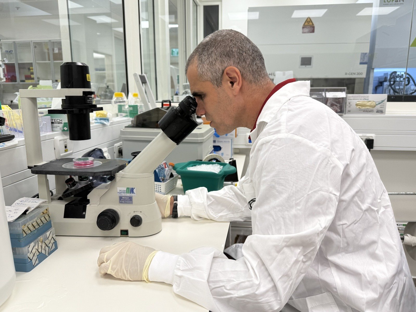 O professor Tal Dvir, da Universidade de Telaviv trabalha há 3 anos para fazer o 1º transplante de medula espinhal do mundo. - Foto: reprodução/Telaviv University