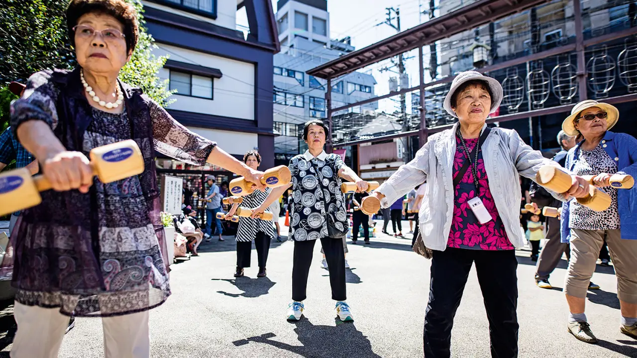 Entre os segredos dos centenários do Japão estão alimentação saudável, atividade física e pensamento positivo. - Foto: Tomohiro Ohsumi/Getty Images