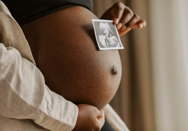 A nova lei favorecerá a licença-maternidade para algumas mãe e garantirá mais qualidade de vida após o parto - Foto: Canva