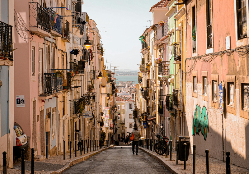 De acordo com o ranking, Lisboa, em Portugal lidera a lista das cidades mais felizes do mundo para fazer turismo. - Foto: Canva