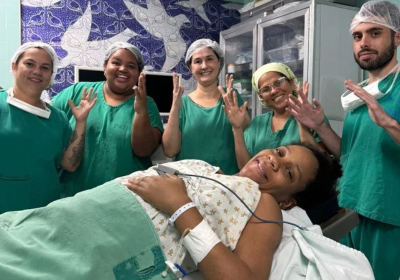 Amanda, que é surda, se tornou mãe e na hora do parto contou com a ajuda de uma intérprete de Libras. Foi muita emoção e inclusão. - Foto: Hilmara Miranda Gomes/Arquivo Pessoal