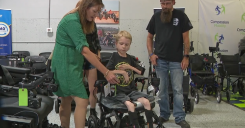 Axton e a família ficaram muito felizes com a ajuda - Foto: reprodução Fox 13 News