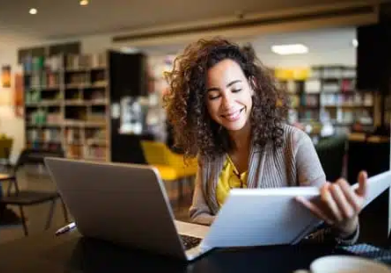 O programa de mestrado gratuito do MEC vai ajudar a capacitar mais professores em todo o Brrasil. - Foto: Canva