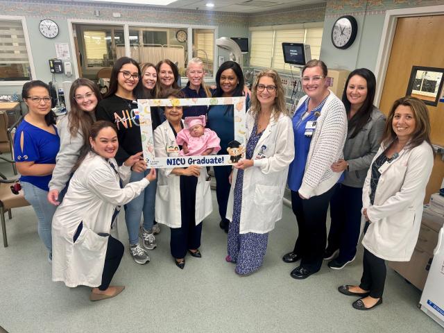 Funcionários do hospital fizeram festa na alta da menina. - Foto: Catholic Health, ABC7NY 