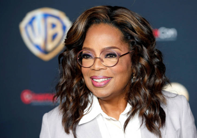 Oprah Winfrey aparece na Forbes como a mulher preta mais rica do mundo. A riqueza se multiplica e a solidariedade dela também. - Foto: reprodução/redes sociais