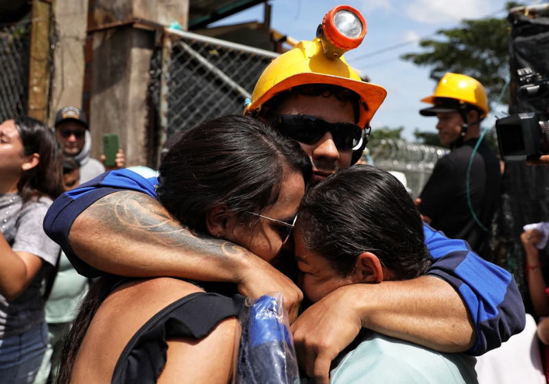 Os 23 trabalhadores que ficaram presos numa mina de ouro, após um desabamento, foram resgatados nesta quarta, 24, na Colômbia. Assista. - Santiago Saldarriaga